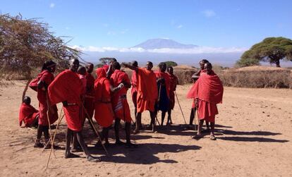 J&oacute;venes masai departen en Amboseli (Kenia) con el Kilimanjaro de fondo (Tanzania). Las fronteras pol&iacute;ticas entorpecen la movilidad de pastores n&oacute;madas como los masai, presentes en diversos pa&iacute;ses.