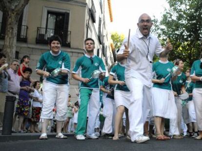 Bloco do Baliza desfilando por Lavapiés en una fotografía de archivo.