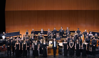 Aplausos al final del concierto para el Ensemble Correspondances y su director Sébastien Daucé. A su derecha, la soprano Caroline Weynants y la contralto Lucile Richardot.