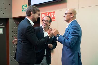 Los exconsellers Raül Romeva (d) y Josep Rull (c), acompañados del abogado y también exconsejero Carles Mundó, esta mañana, en Barcelona. / MARTA PEREZ (Efe).