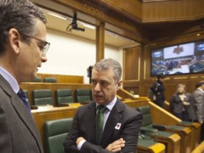 Antonio Basagoiti habla con Iñigo Urkullu al término de la sesión parlamentaria del pasado martes.