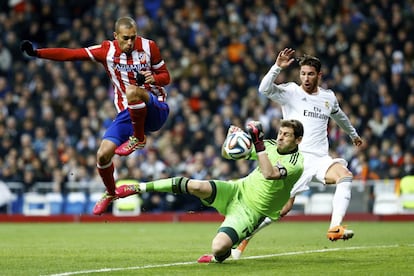 Casillas detiene el balón ante la mirada de Sergio Ramos y Miranda.