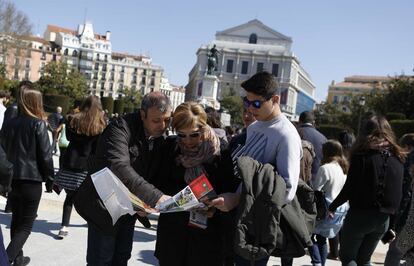 Una familia de turistas italianos en la zona del Palacio Real de Madrid