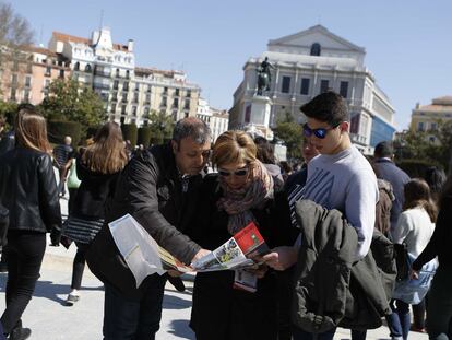 Una familia de turistas italianos en la zona del Palacio Real de Madrid