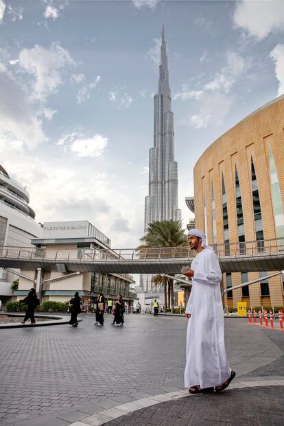 Burj Khalifa, la torre más alta del mundo, y su contiguo e inmenso centro comercial son importantes centros de atracción para los dubaitíes.
