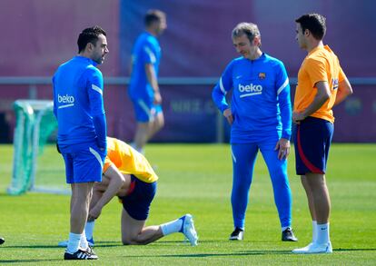 Xavi Hernández conversa Eric García, durante el entrenamiento del Barcelona.