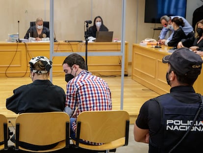 Javier García, el Cuco (derecha), y su madre, Rosalía García (izquierda) sentados en la sala del juzgado de lo penal 7 de Sevilla al comienzo del juicio por falso testimonio.