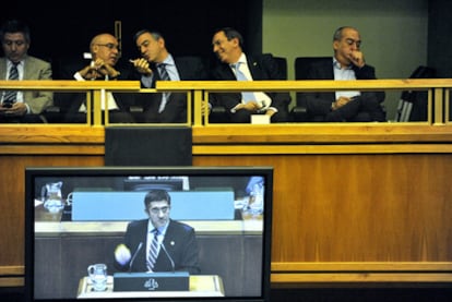 Desde la izquierda, el delegado del Gobierno Mikel Cabieces; el presidente del Senado, Javier Rojo, y los tres diputados generales -Javier de Andrés, José Luis Bilbao y Martin Garitano- siguen el discurso de López, al que se puede ver delante en una pantalla del salón de plenos.