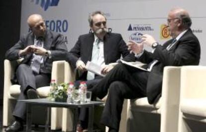 El entrenador de la selección española de fútbol, Vicente del Bosque (d), junto al ministro de Educación, Cultura y Deporte, José Ignacio Wert (i), durante su intervención hoy en un coloquio del XXI Foro Marca España que se celebra en los Teatros del Canal de Madrid, moderado por el presidente del Club Excelencia en Gestión, Juan Antonio Zufiria (c).