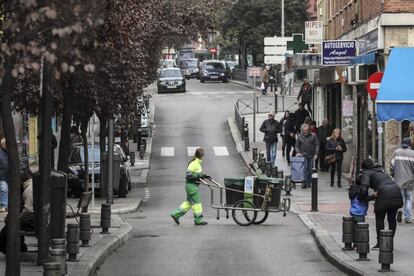 Una barrendera cruza la calle de Monte Igueldo, en Puente de Vallecas.