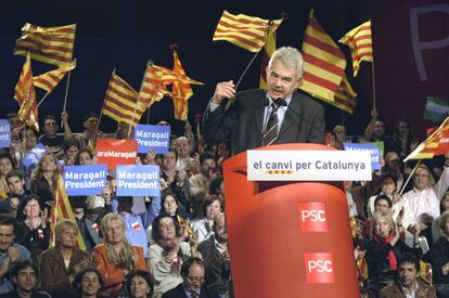 Tras vencer las elecciones autonómicas de 1999 (en número de votos, no en escaños), Pasqual Maragall volvió a encabezar la candidatura del PSC en 2003. La firma del Pacto del Tinell entre el PSC, ERC y la coalición ICV-EUiA, le permitieron ser investido presidente de la Generalitat. En la imagen, Maragall durante un mitin de campaña celebrado en Girona el 12 de noviembre de 2003.