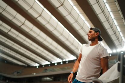 Nadal, durante un entrenamiento en la pista Philippe Chatrier de París. / NICOLAS GOUHIER (FFT)