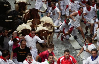 Los toros de la ganaderia salmantina de Puerto de San Lorenzo han protagonizado el primer encierro de estos Sanfermines 2018.