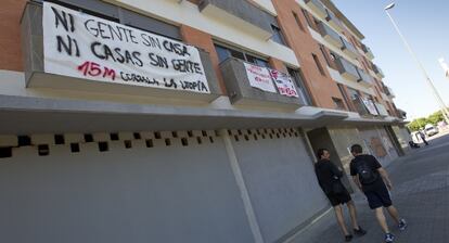 Fachada del edificio de 32 viviendas ocupados por familias desahuciadas.