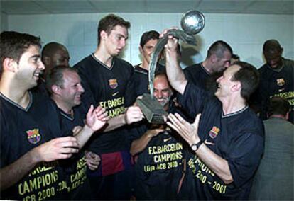 <font size="2"><B>El Barça se proclama campeón de la ACB</b></font><P><A HREF="http://www.elpais.es/fotografia/especiales/finacb/1.html">ALBUM FOTOGRÁFICO DEL PARTIDO</A>