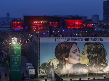 Ambiente Primavera Sound y el mural de Colau-Ayuso. CONSUELO BAUTISTA