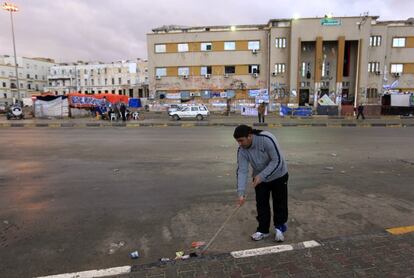 Un voluntario se encarga de limpiar las calles en Bengasi.