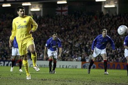 Riquelme, en el momento de anotar, con un toque suave y picado, el penalti con el que se adelantó el Villarreal.