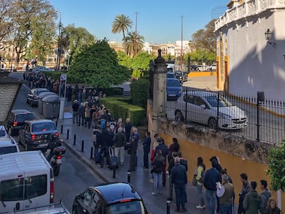 Colas de aficionados en las taquillas de La Maestranza.
