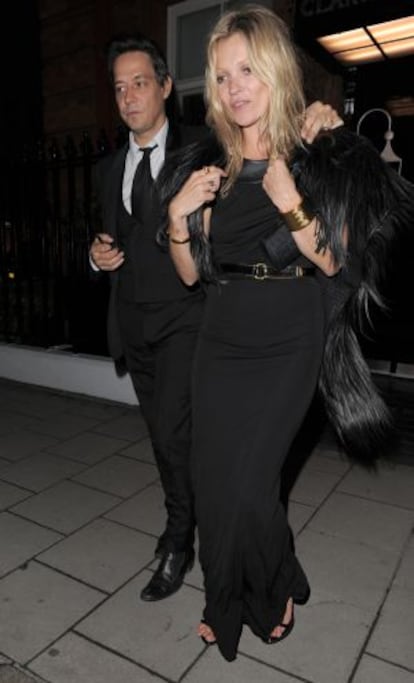 Kate Moss y su marido Jamie Hince, ante el Hotel Claridge.