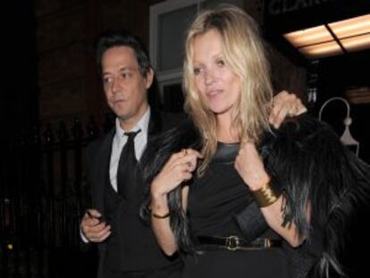 Kate Moss y su marido Jamie Hince, ante el Hotel Claridge.