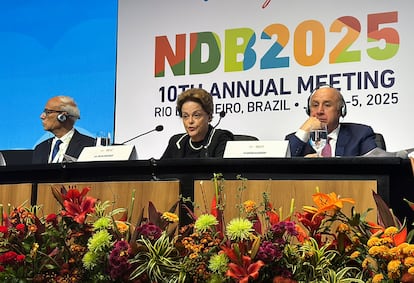La presidenta del Nuevo Banco de Desarrollo, la brasileña Dilma Rouseff, con dos de sus vicepresidentes, este sábado en Río, en la reunión anual de la entidad.