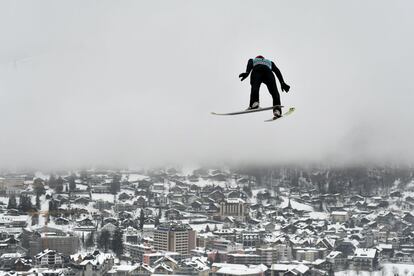 El kazajo Sabirzhan Muminov, en el aire tras un salto durante la competición  masculina de la Copa del Mundo de Saltos de Esquí FIS, en Engelberg (Suiza).