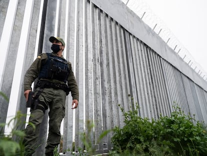 Un policía griego junto a la nueva valla levantada en la frontera terrestre con Turquía, este viernes.