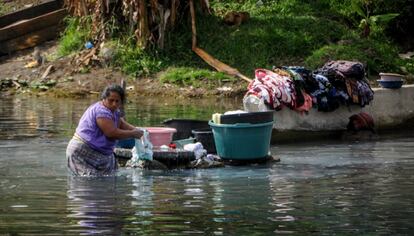 En las zonas rurales de Guatemala existe una fuerte influencia patriarcal, donde la mujer queda relegada a las tareas del hogar y el cuidado de los hijos, sin oportunidad de estudiar ni decidir sobre su futuro.