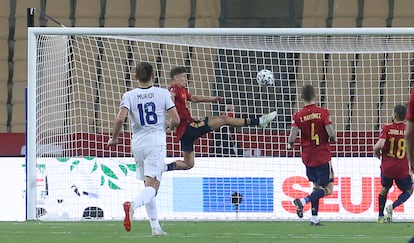 Llorente trata de evitar el gol de Halimi. 