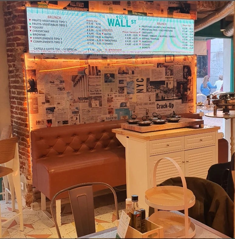 Interior del restaurante Wall St Madrid en el que se ve la pantalla de los precios y sus posibles variaciones.