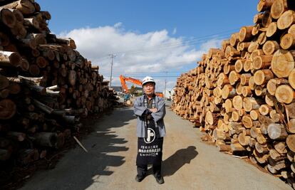 El propietario de la fábrica de madera 'Asada', Munehiro Asada, en el almacén de madera de su fábrica en la ciudad de Namie, cerca de la central nuclear de Fukushima en la provincia de Fukushima (Japón).
