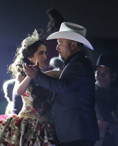 La joven mexicana Rubí Ibarra García (i) baila con su padre Crescencio Ibarra (d) durante la celebración de sus quince años