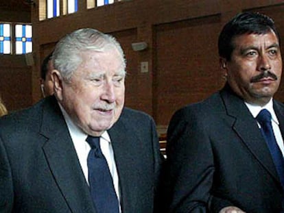 Pinochet, con un guardaespaldas, en agosto de 2003.