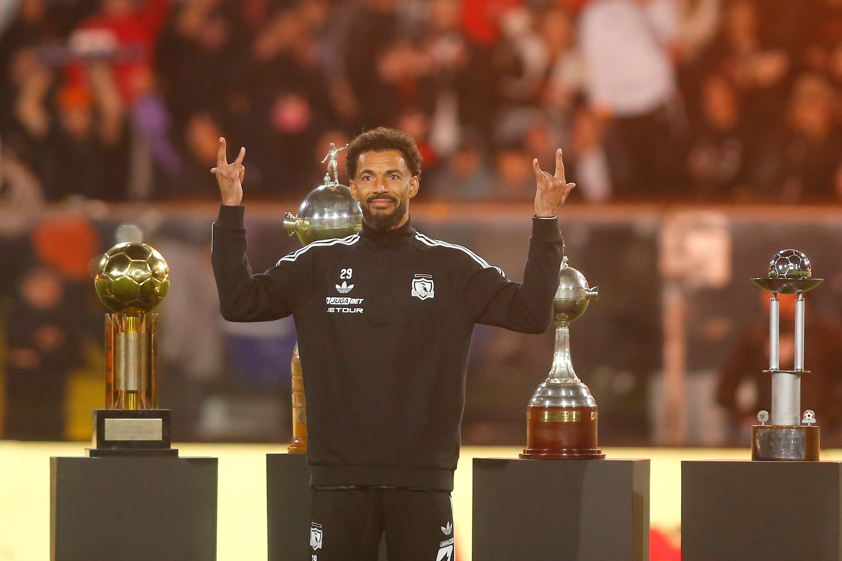 La semana en Chile de Vozinha, la estrella con ‘aura’ mundial que revoluciona a Colo Colo