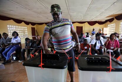 Un hombre votando en Duport Road, Monrovia, en las elecciones presidenciales y legislativas de Liberia.