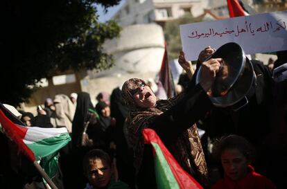Una mujer palestina protesta en Gaza por la situación de los refugiados palestinos en Yarmuk (Siria), 15 de enero de 2014.