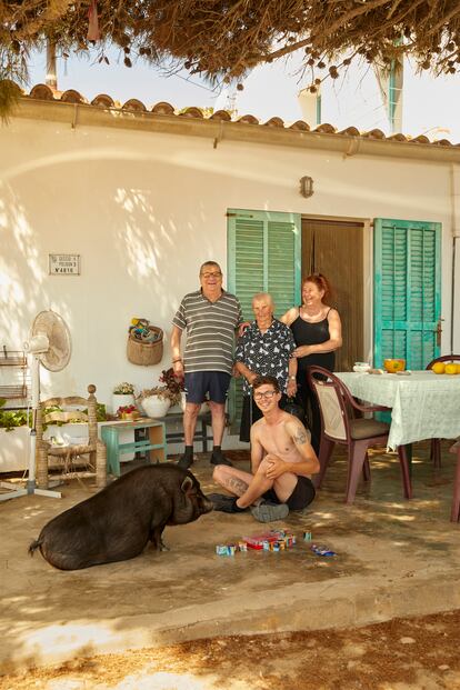 Toni Costa y su esposa, Catalina, posan junto a su nieto Adrián Antonio, su abuela Catalina y la mascota que ambos comparten en Sa Canal, una cerda llamada 'Lola'.