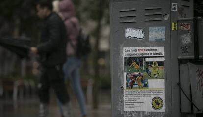 Cartell a Barcelona d'un club de futbol d'Islàndia que recluta jugadors a canvi d'un salari de 2.000 euros i una feina.