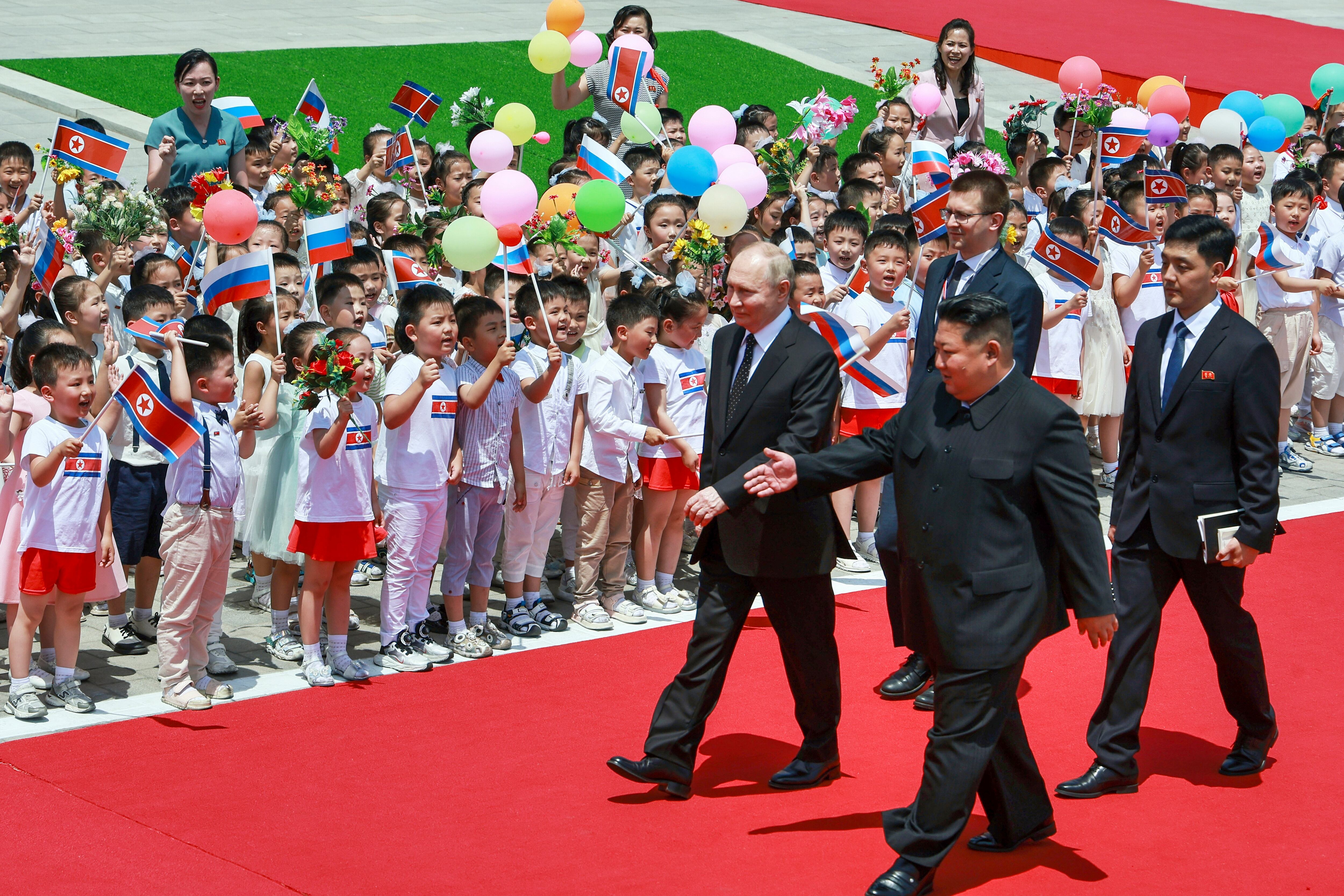 Vladímir Putin y Kim Jong-un, durante la ceremonia oficial de bienvenida en la plaza Kim Il Sung en Pyongyang, este miércoles.