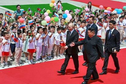 Vladímir Putin y Kim Jong-un, durante la ceremonia oficial de bienvenida en la plaza Kim Il Sung en Pyongyang, este miércoles.