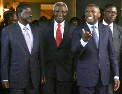 Gbagbo (derecha) recibe al presidente de Sierra Leona, Koroma (centro), y al primer ministro de Kenia, Odinga.