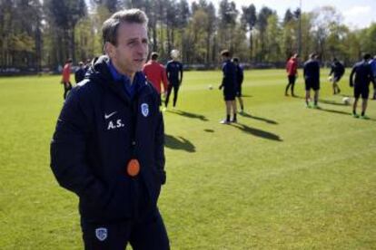 Albert Stuivenberg, entrenador del Genk durante el último entrenamiento de su equipo antes de recibir al Celta.