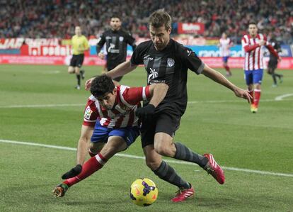 Diego Costa pelea un balón con el jugador Ivanschitz
