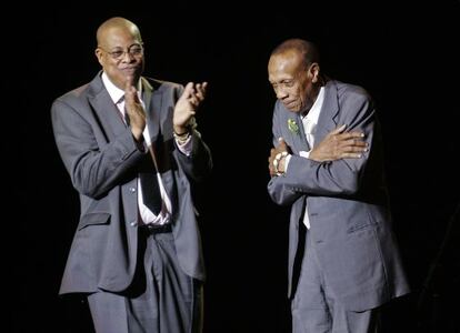 Chucho Valdés aplaude a su padre durante un concierto en Madrid, en julio de 2007.