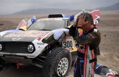 Carlos Sainz se lamenta por la avería de su coche.