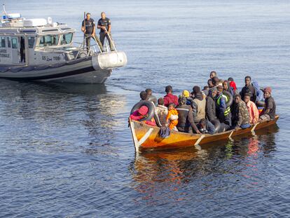 Migrantes irregulares, frente a la ciudad de Sfax, en el sur de Túnez, el 28 de octubre de 2022.