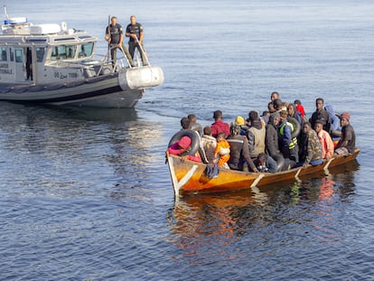 Migrantes irregulares, frente a la ciudad de Sfax, en el sur de Túnez, el 28 de octubre de 2022.