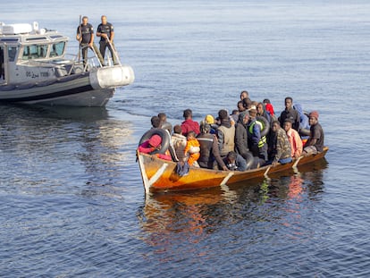 La Guardia Nacional tunecina intercepta una embarcación con inmigrantes irregulares subsaharianos, el pasado octubre en Sfax (Túnez).