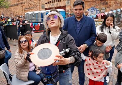 Entusiastas de la astronomía se reúnen para ver el eclipse en el centro de Bogotá.